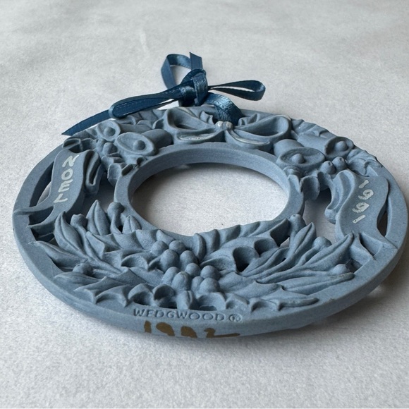 Vintage Wedgwood Ornament Blue Jasperware Annual Wreath 1991 - Picture 3 of 3